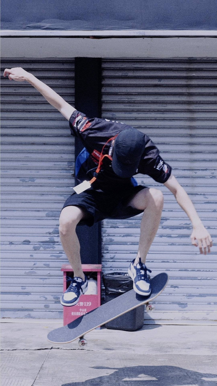 "此前,王一博在节目中使用跳舞机,崴脚受伤. 期待滑板少年的归来.