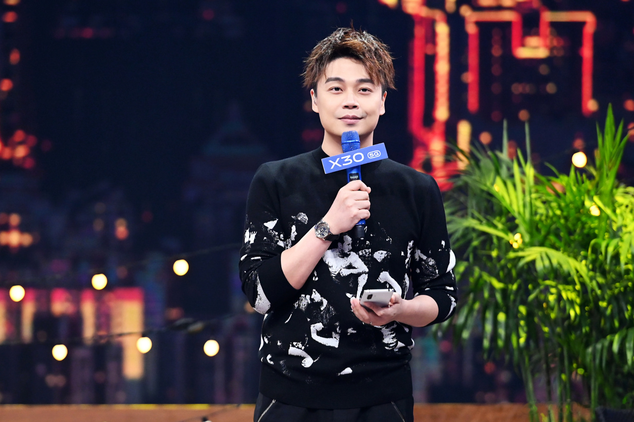 隆重为大家介绍一下我的好朋友它就是……我的话筒!