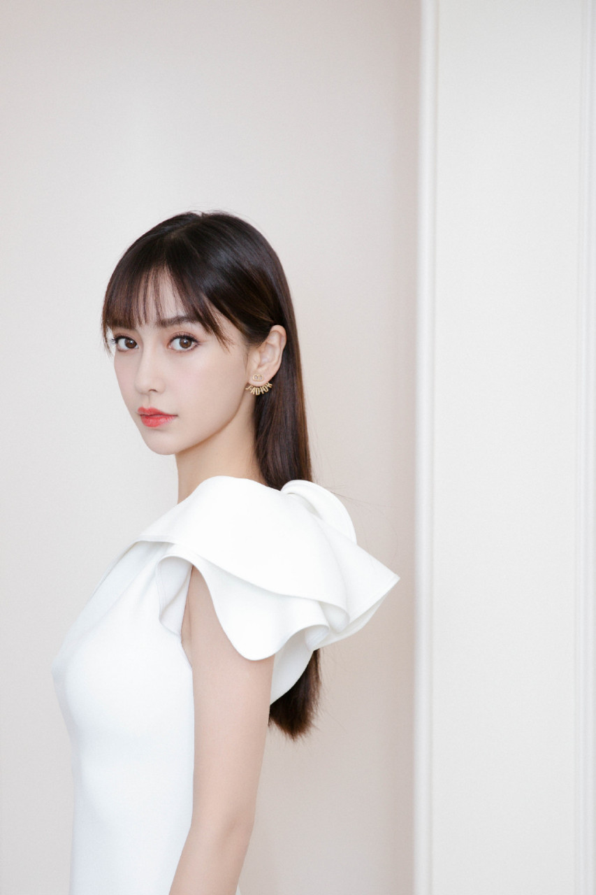angelababy一袭优雅白裙,齐刘海发型清纯无暇,性感秀香肩笑容甜美.
