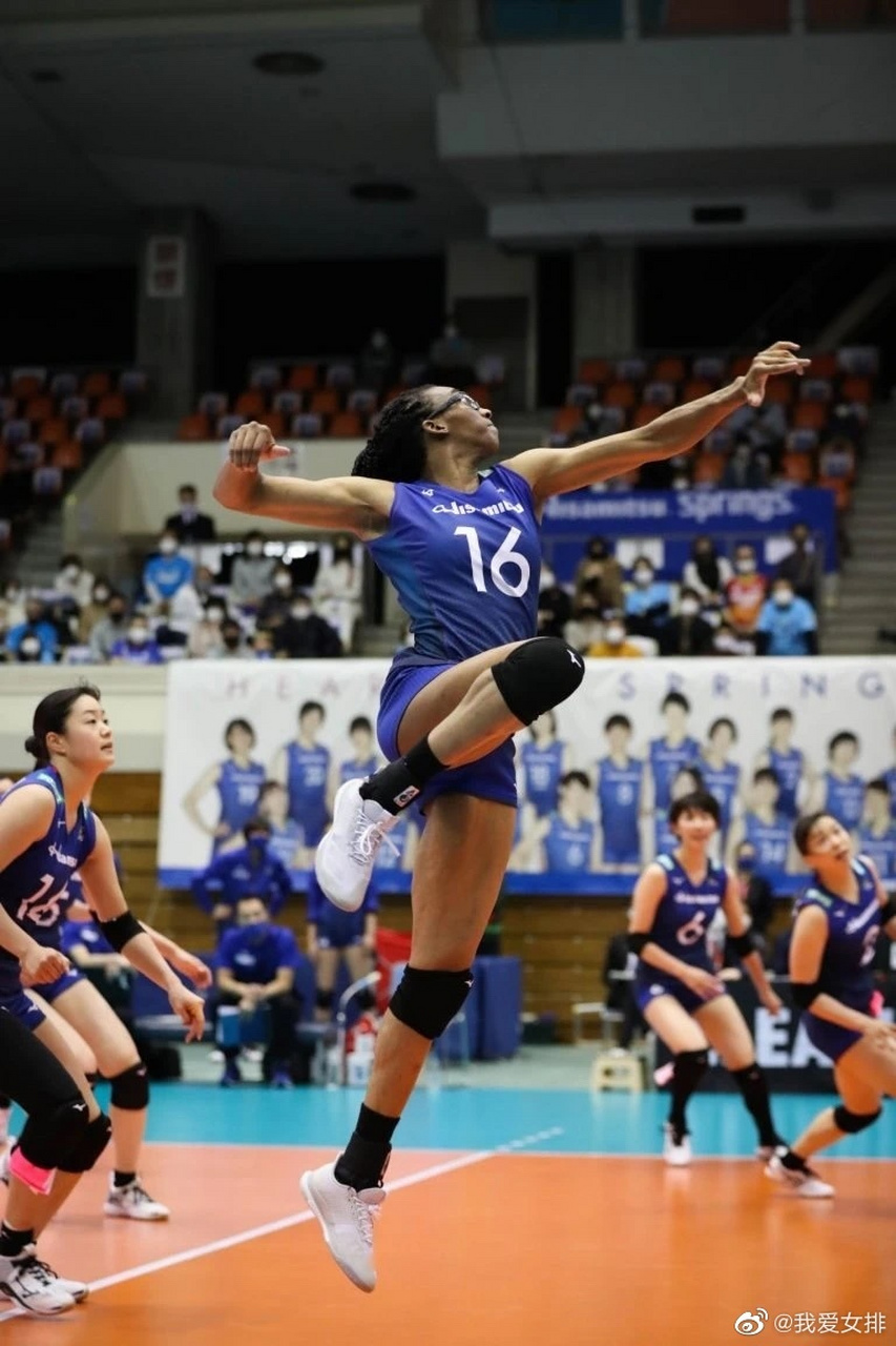 女排#  美国名将阿金拉德沃在2019年11月生下儿子后,火速回归球 