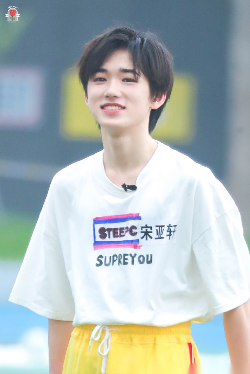 宋亚轩夏日运动会饭拍 宋亚轩真的好适合穿这个黄裤子哦!