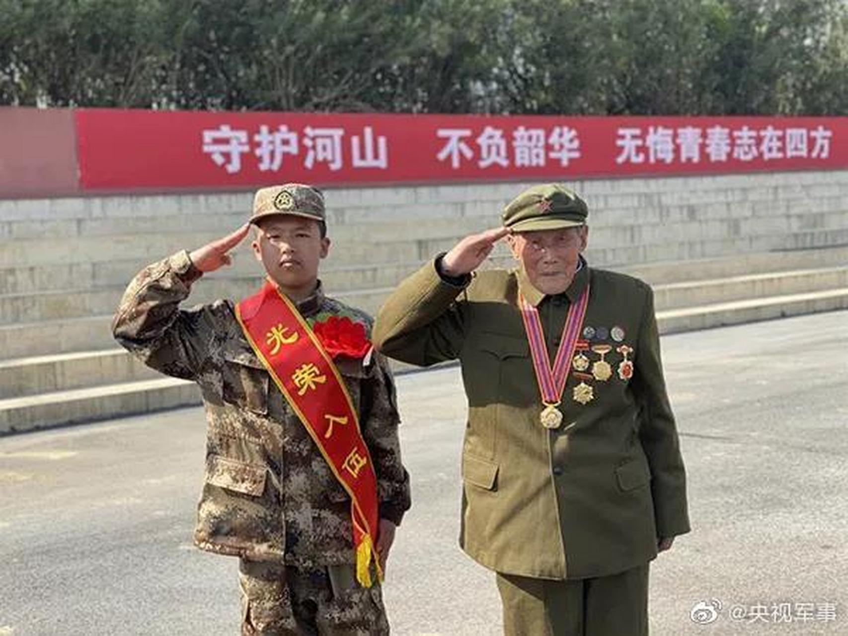 93岁老战士送孙子参军】93岁老战士李明海参加过抗日战争,解放战争,后