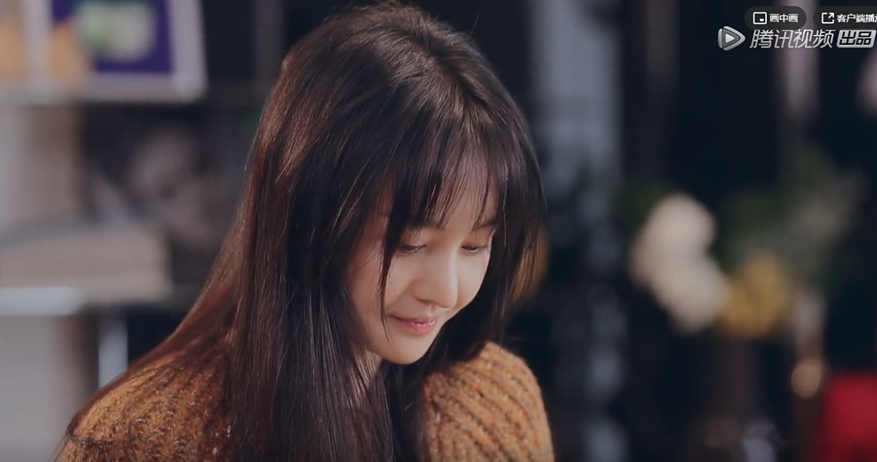 《让生活好看》中郑爽素颜出镜,通过打字接受节目组采访,自我保护意识