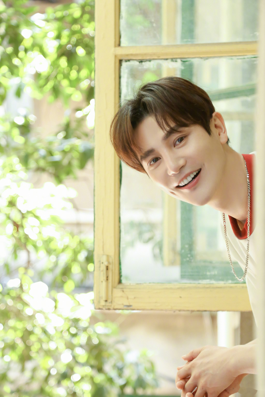 孙坚微博最新分享真夏日写真教科书,窗台与水龙头的图片也太夏日了吧