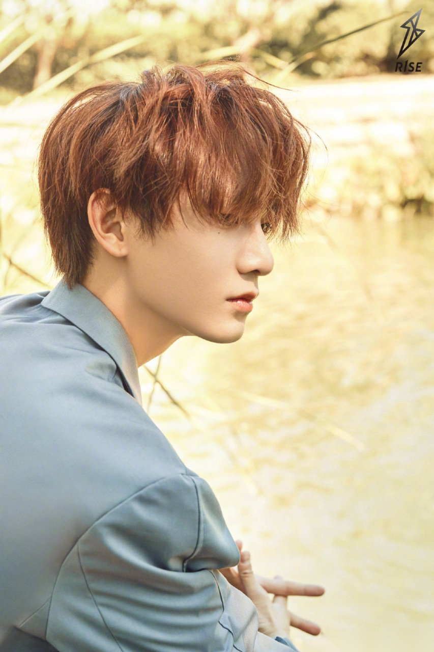 姚琛 少年勇敢尝试新事物,喝豆汁,捏面人[爱你] 蓝灰色调西装,凸显出