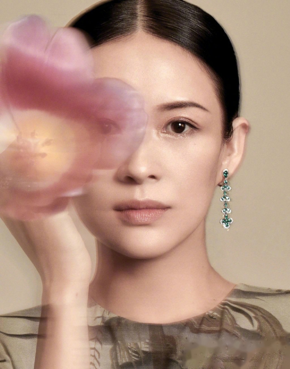 章子怡孕肚登上《嘉人》3月刊封面,这组写真拍摄于她怀孕36周,121斤的