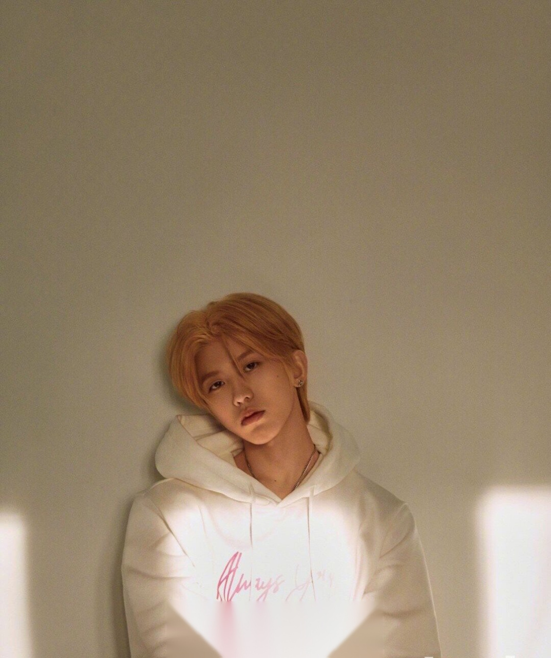 蔡徐坤金发造型登《wonderland》封面,来品品这个表现力你能get到吗?