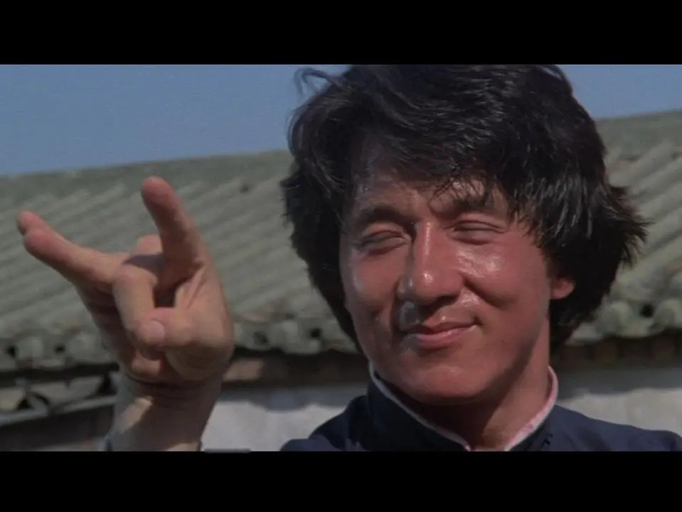 在电影《醉拳》中,有一场戏是被成龙踢到火坑里,当初拍摄这个凶险的