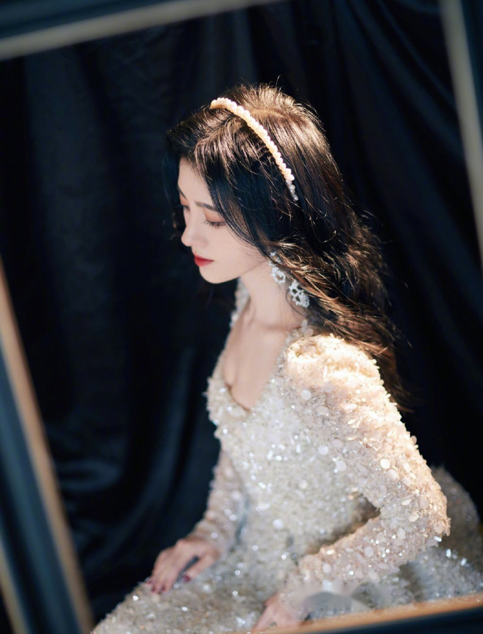 东方风云榜鞠婧祎白色亮片纱裙鞠婧祎 亮相东方风云榜红毯,一身白色