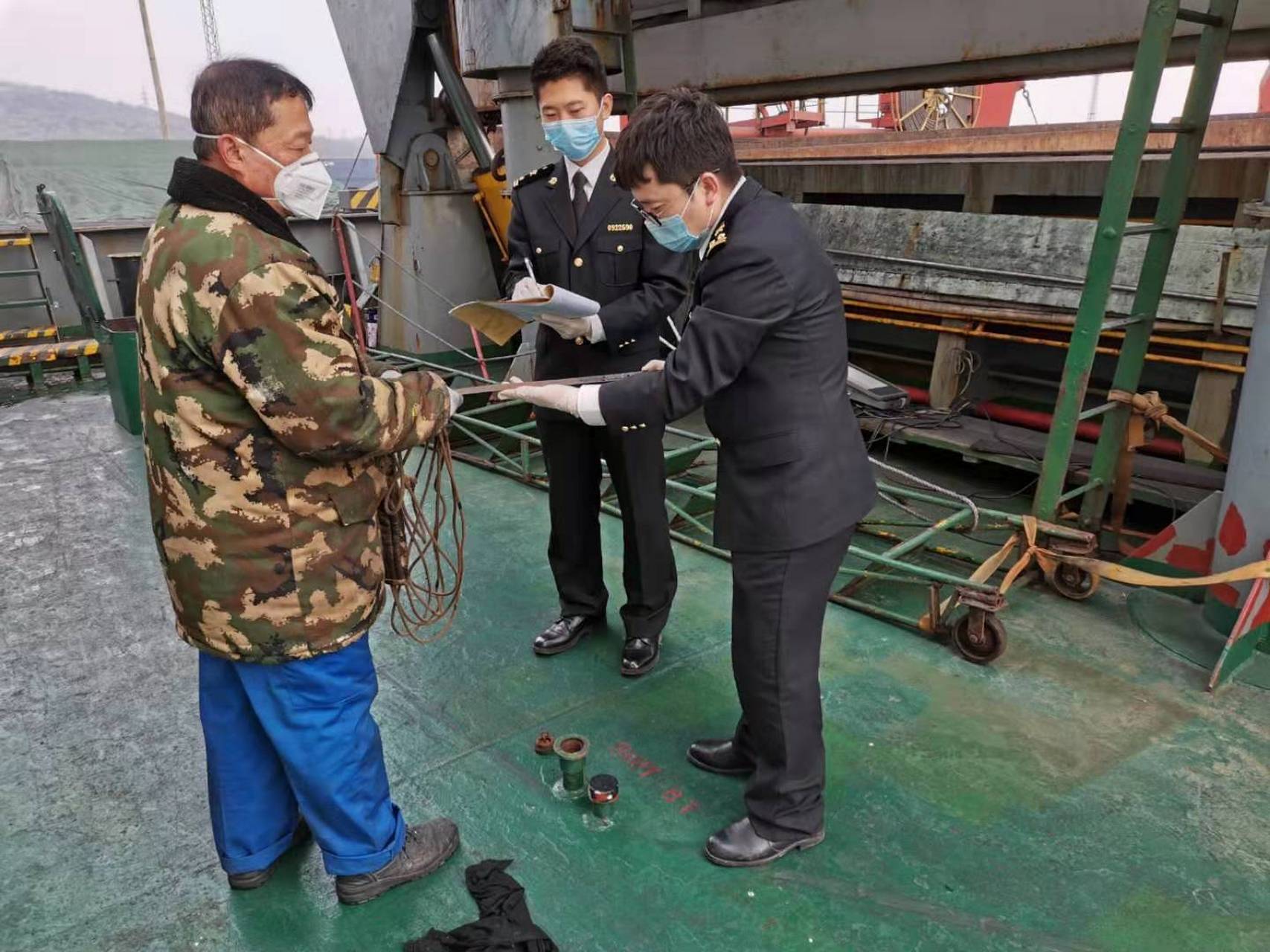 【鲅鱼圈海关全力保障生产原料快速通关】2月13日,吉林建龙公司进口的