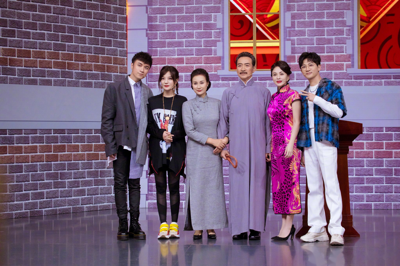 新一期《王牌对王牌》播出啦, 赵薇挑战难度升级版"传声筒",凭借对