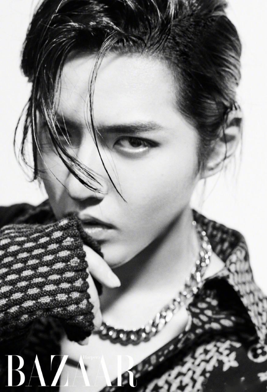 吴亦凡登上七月刊封面展现多样魅力,湿发白衬衫风度翩然,简约有型.