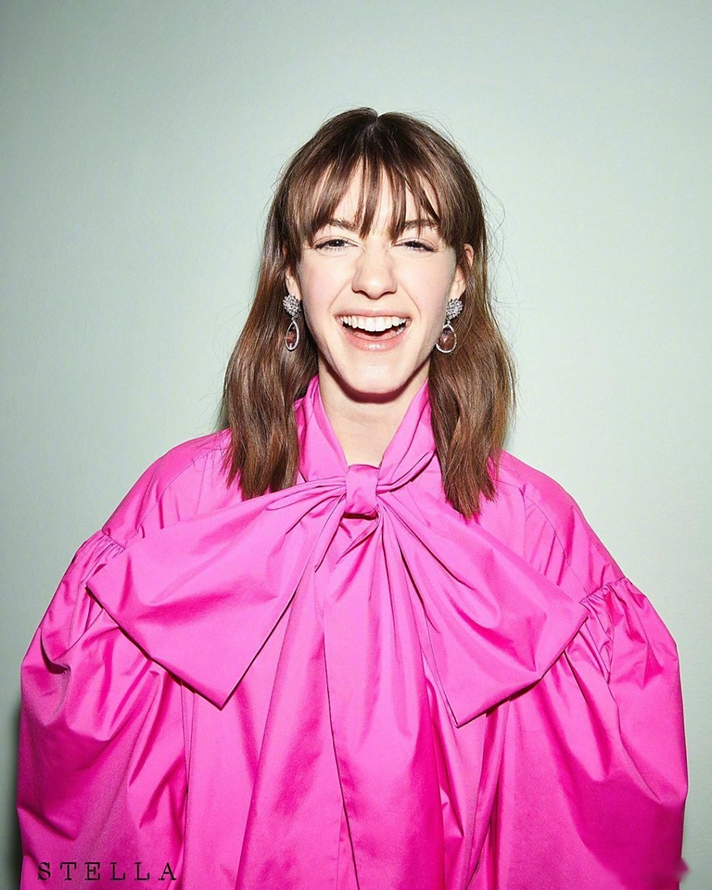 《普通人》女星黛西·埃德加-琼斯,登上《stella》杂志4月刊封面及