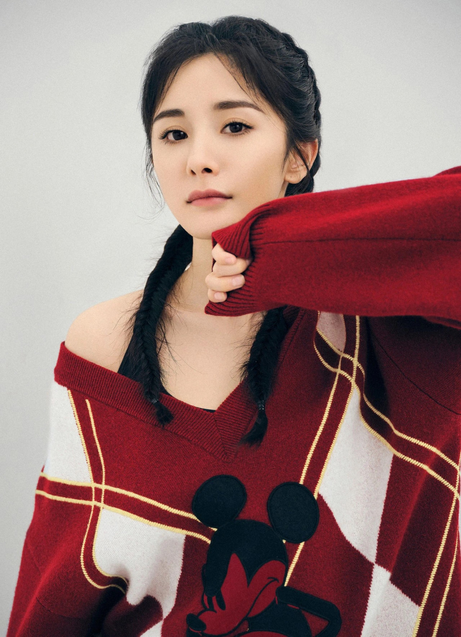 品牌代言人杨幂 身着mo&co.