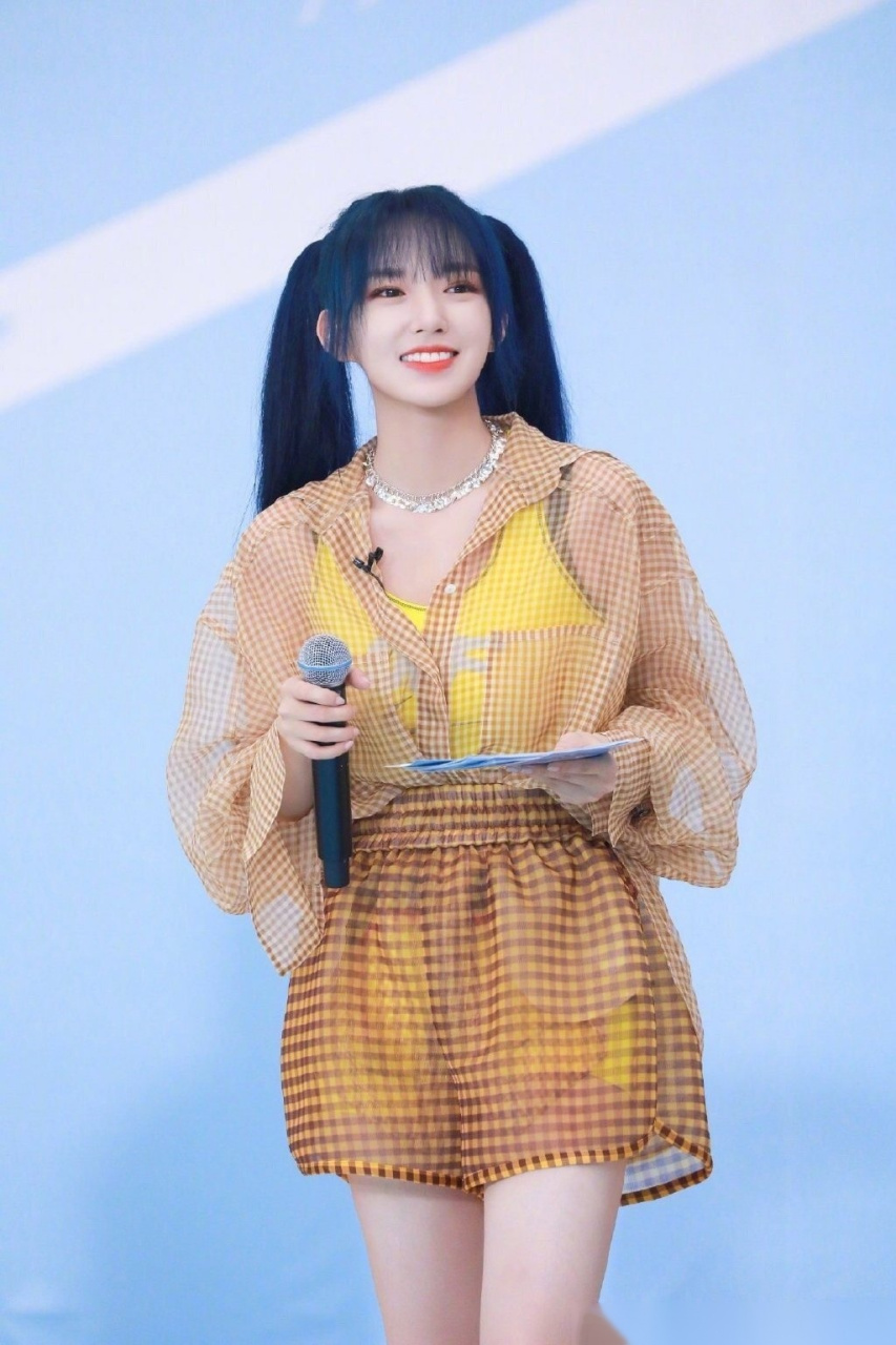 程潇迷雾蓝双马尾元气满满,娃娃脸清爽治愈.