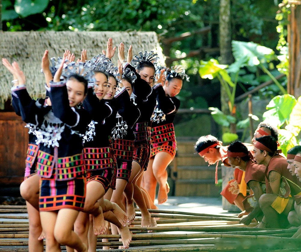 在忙碌的城市生活待久了,来到乡间跳跳打柴舞,听听