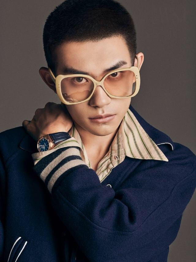 178cm易烊千玺大片来袭,穿gucci西装大玩叠穿,却意外撞衫肖战