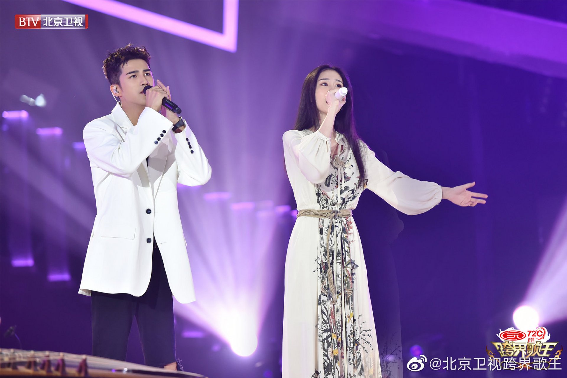 【#跨界歌王#剧照来啦】本周剧照张张绝美[心]@姜潮 和@张碧晨 帅哥