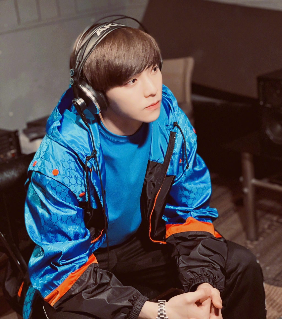 有些人表面上看起来光鲜亮丽,其实穿着拖鞋,且拖鞋还不合脚……陈立农