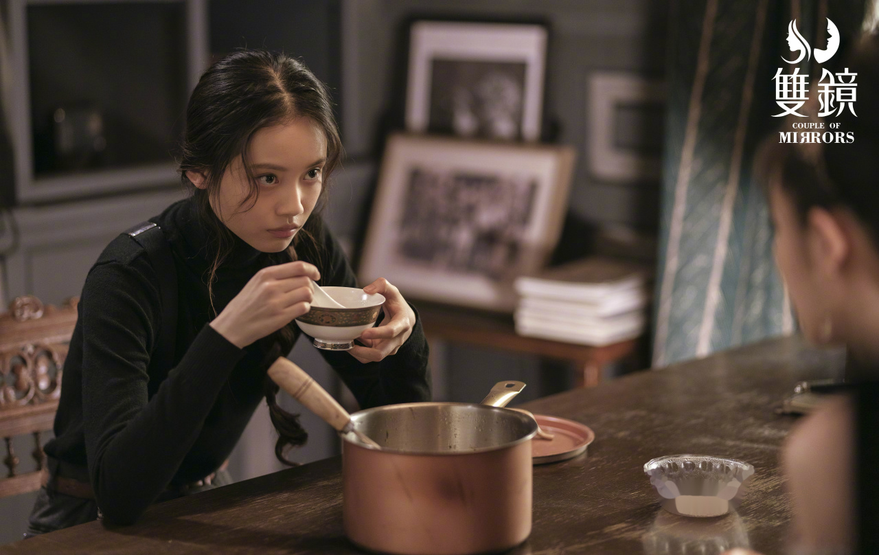 《双镜》 词:于正  当呼吸贴着呼吸, 眼里就剩下你.