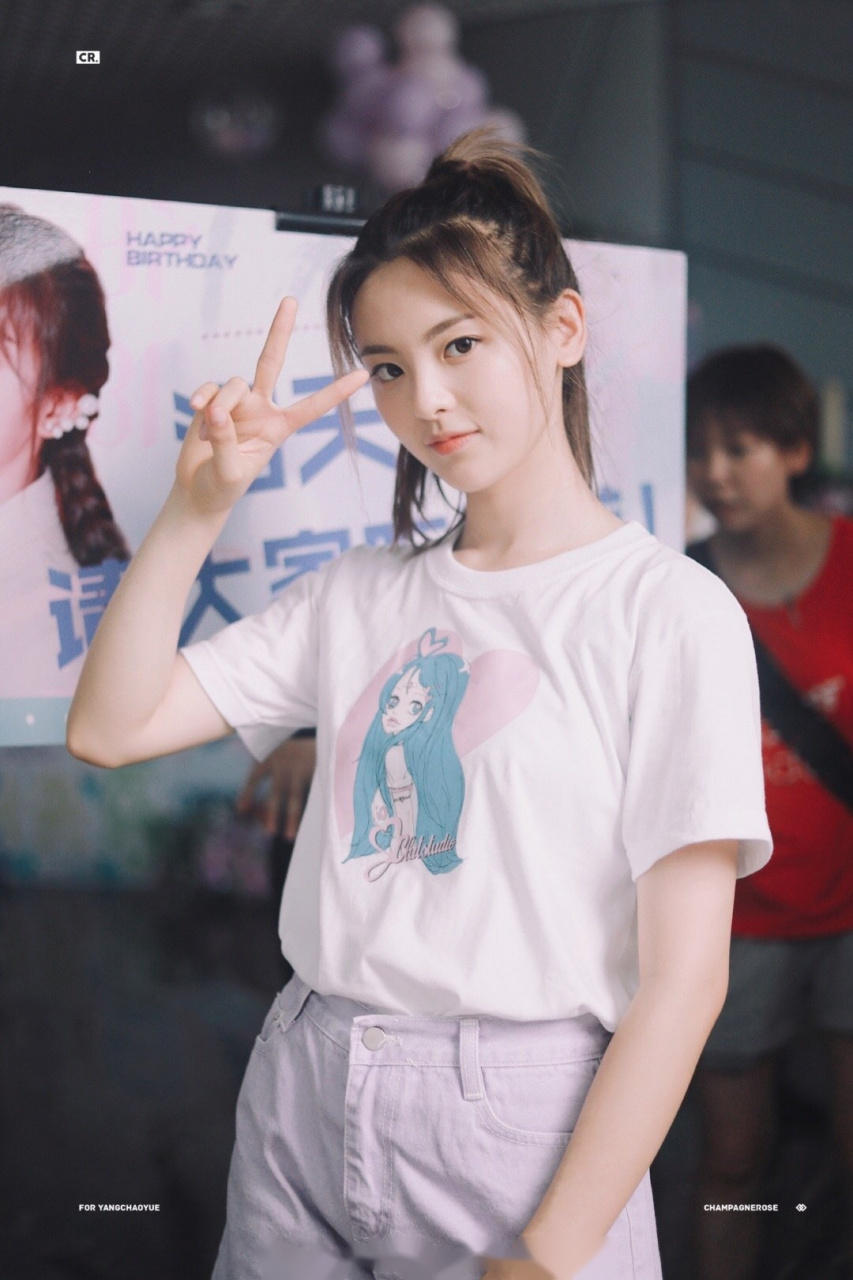 来提名清纯小白花长相的女星,有说赵丽颖,郑爽,杨超越,鞠婧祎的,大家