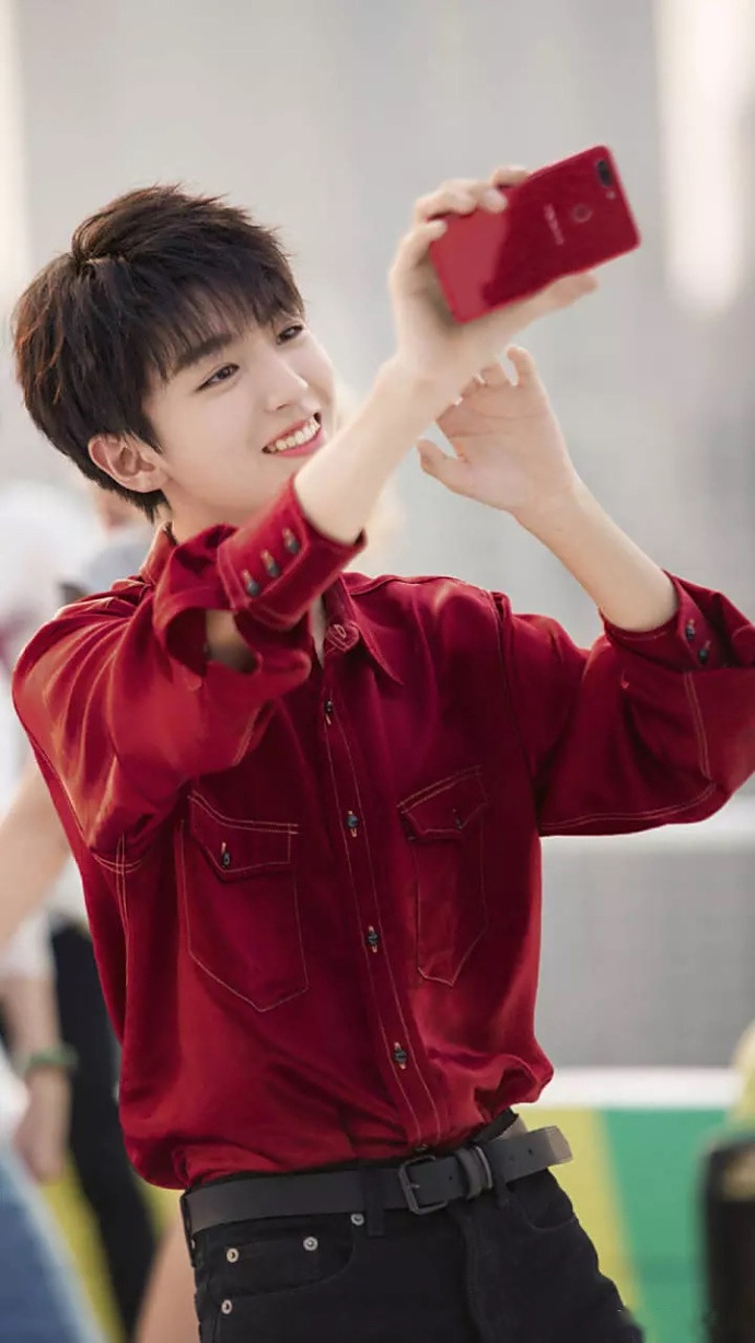 看了王俊凯的oppor15 广告片,突然发现这个小伙子还挺帅的,腰怎么可以