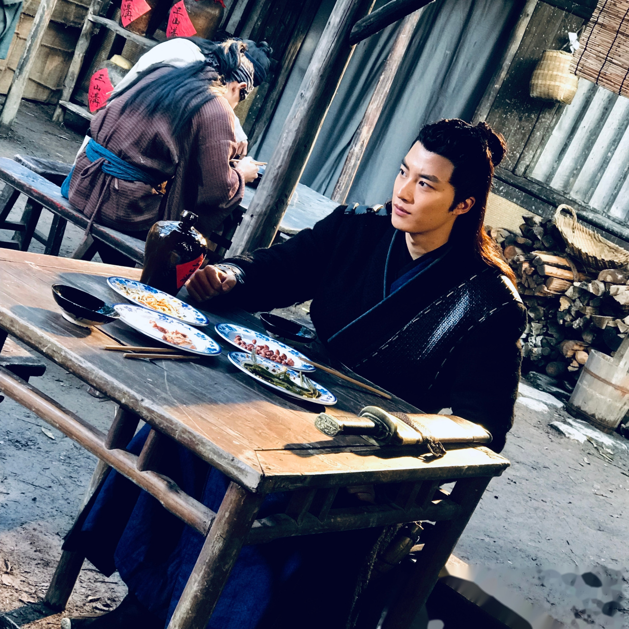 估计有很多的朋友已经看完《侠探简不知》这部古装,悬疑,探案外加有赵