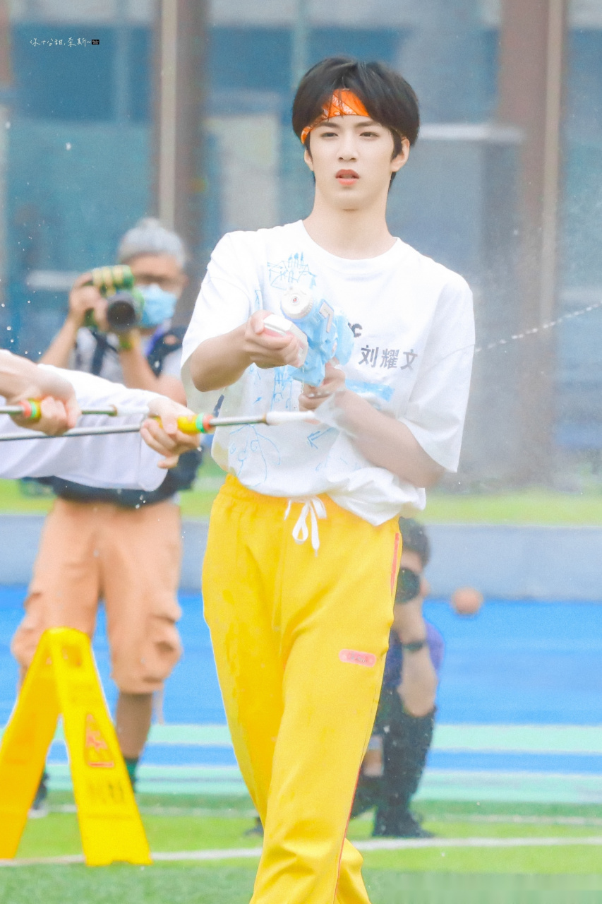 刘耀文夏日运动会饭拍 我怎么看到刘耀文就只看到满屏的大长腿了!