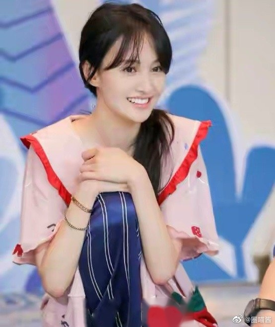 郑爽在节目中把杨超越认成欧阳娜娜,她巧妙的救场方式高情商了[good]