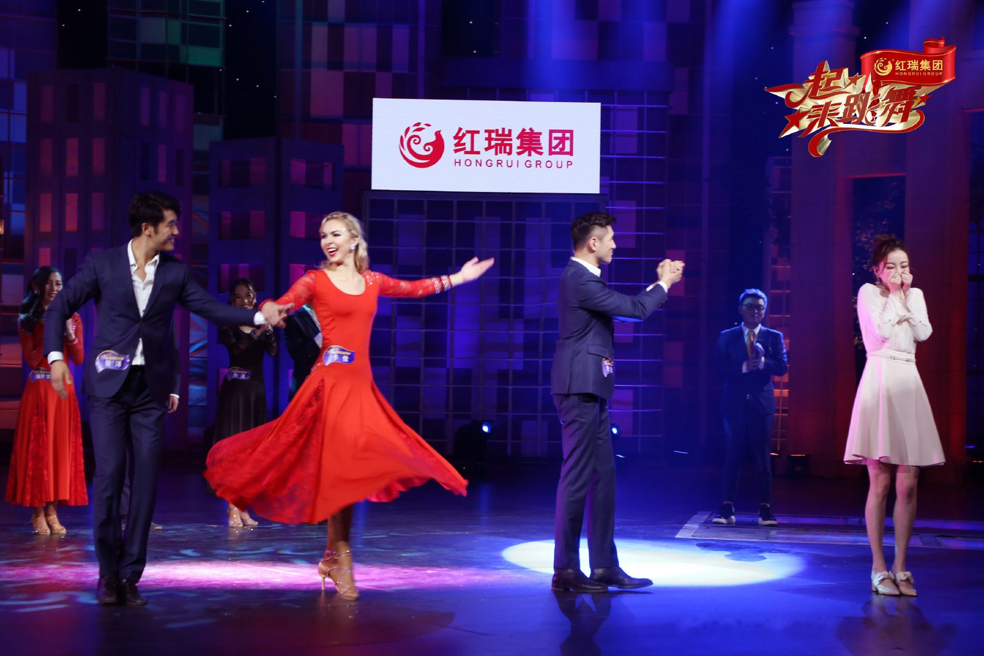 安徽卫视《一起来跳舞》 余声和朱力恩共舞秒变娇羞少女,满场都是粉红