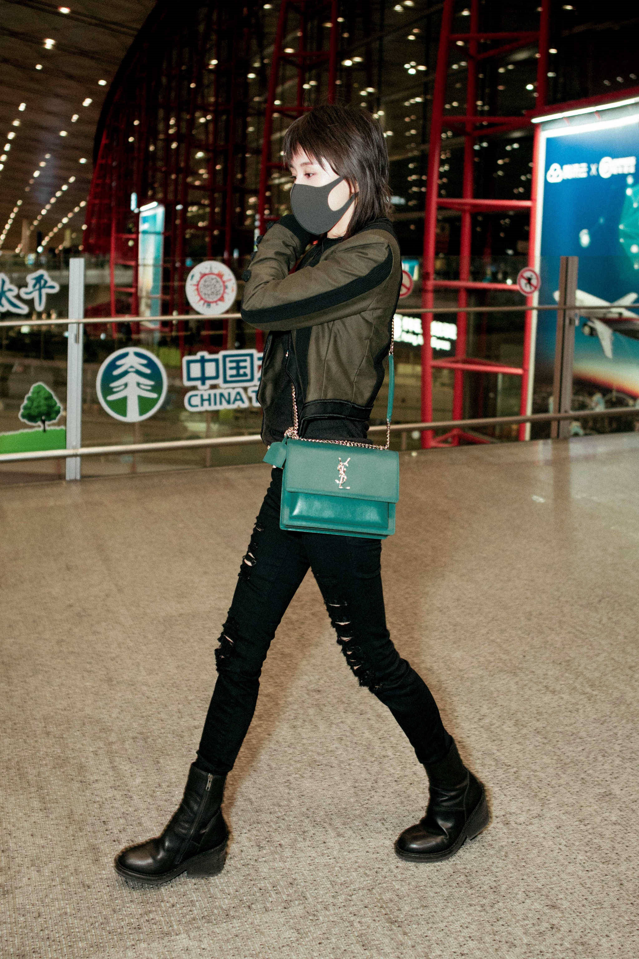 王子文亮相机场,一身黑色干练又帅气,搭配绿色的ysl包包独具个性
