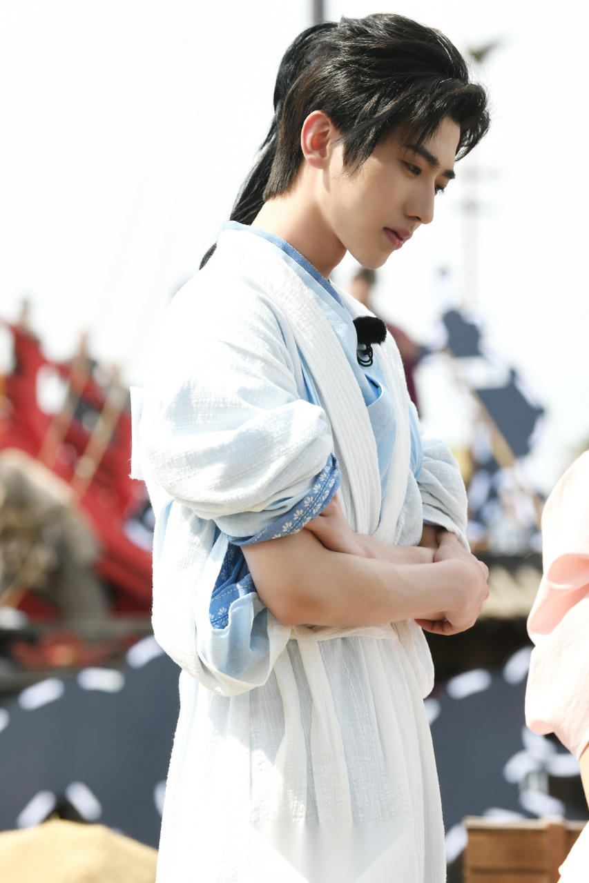 其实比起撕名牌赢没赢,我更想知道蔡小葵挑战的黑衣人这个游戏他赢了