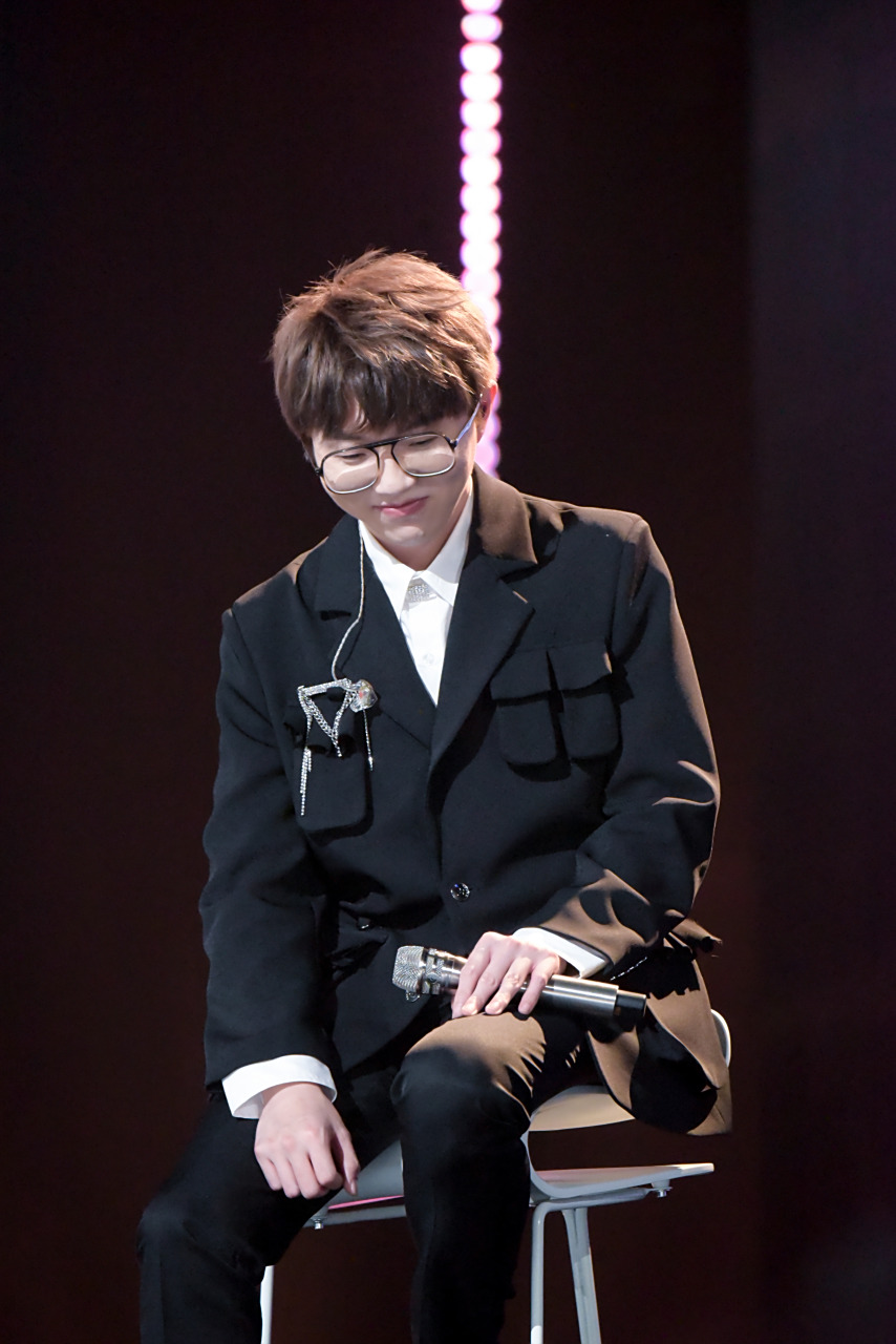 毛不易 分享今日份帅气的@毛不易 毛老师,舞台之上保持热忱,聚光灯下