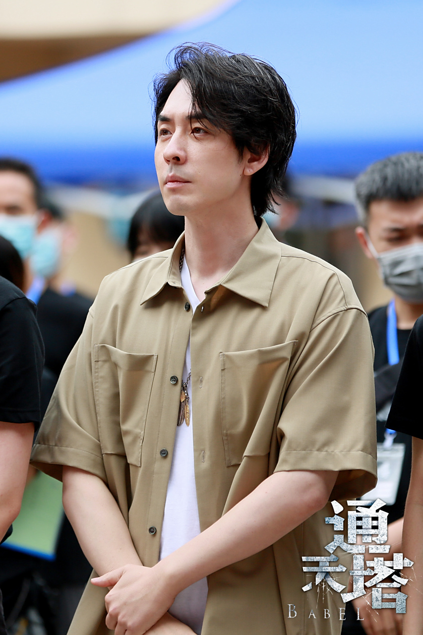 刘欢happy哥 今日,开机现场捕捉到一只 清冷有型的happy欢演员刘欢