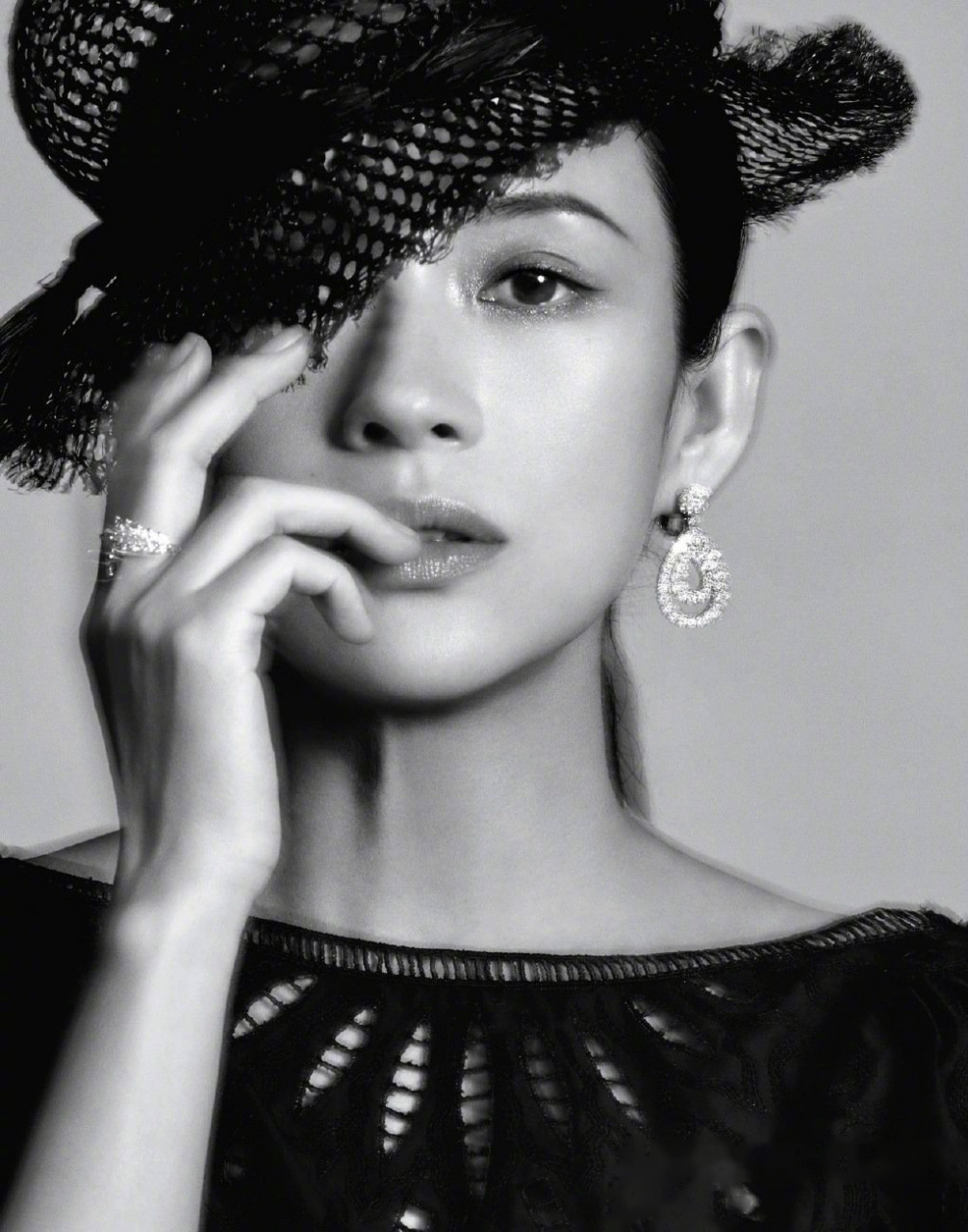 章子怡孕肚登上《嘉人》3月刊封面,这组写真拍摄于她怀孕36周,121斤的