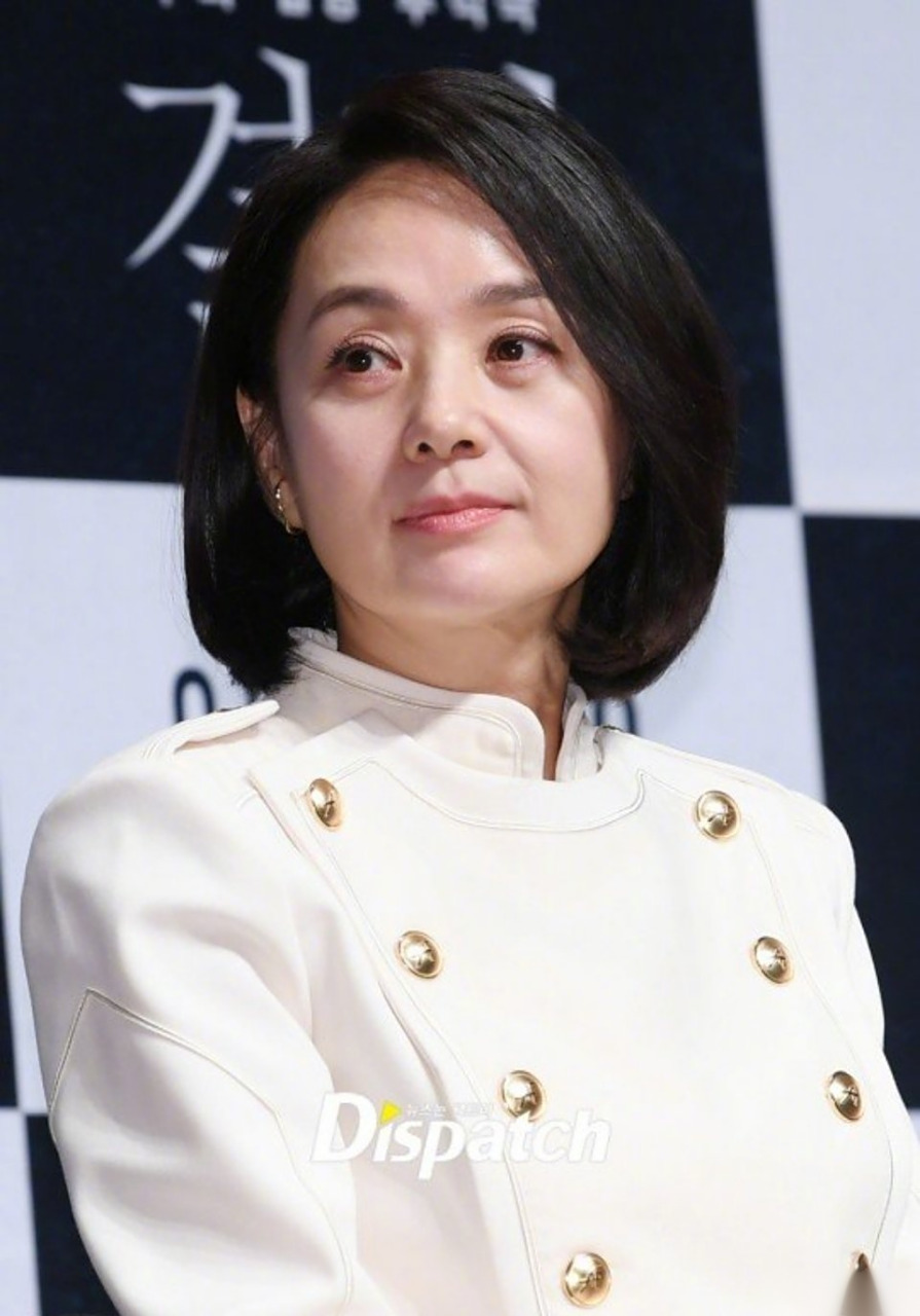 有网友说两人神态非常相似,特别是笑起来的时候,64年生人的裴宗玉仿佛