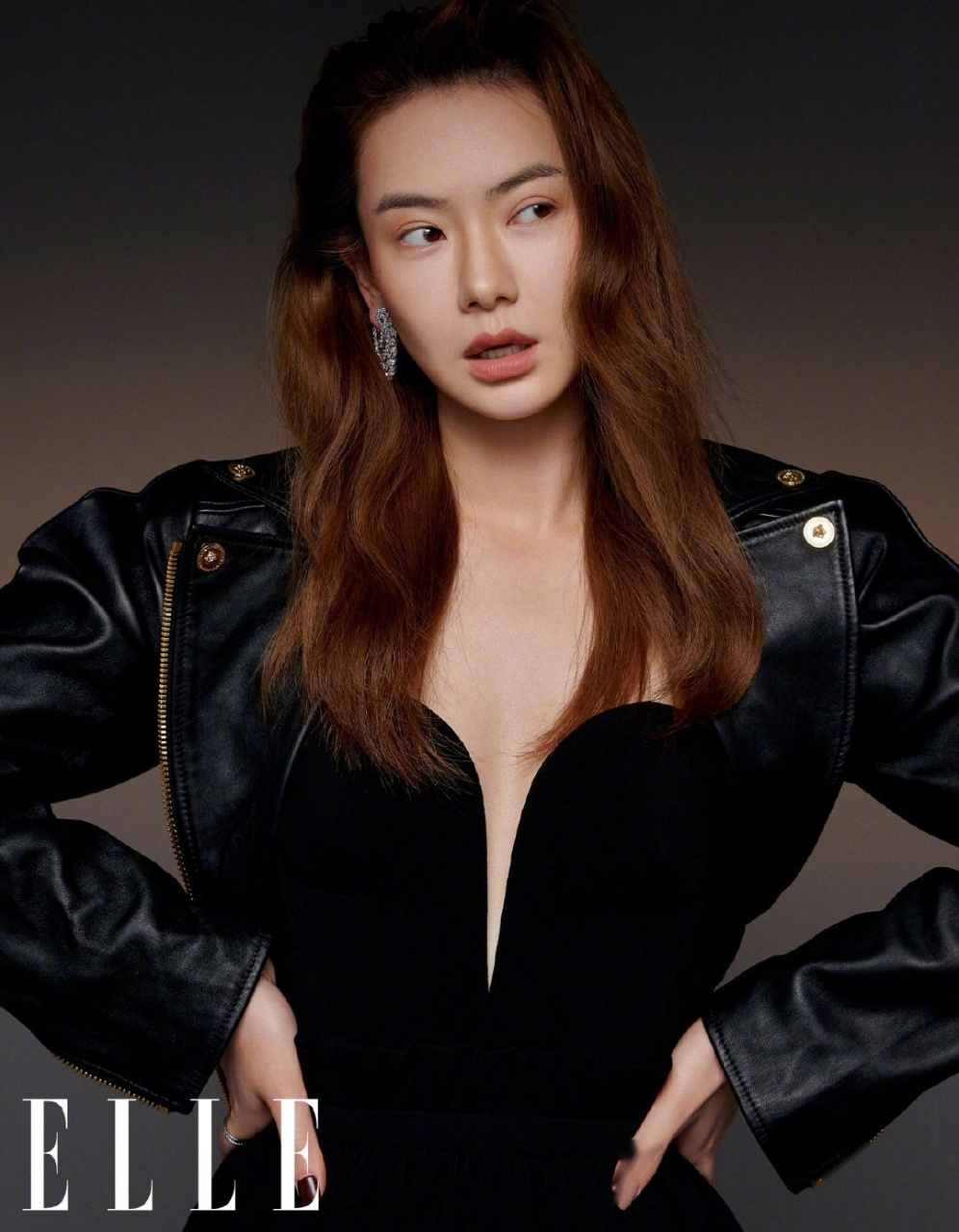 戚薇深v骑士造型 戚薇 elle 七月刊时装大片来了黑色皮衣搭配自然裸妆