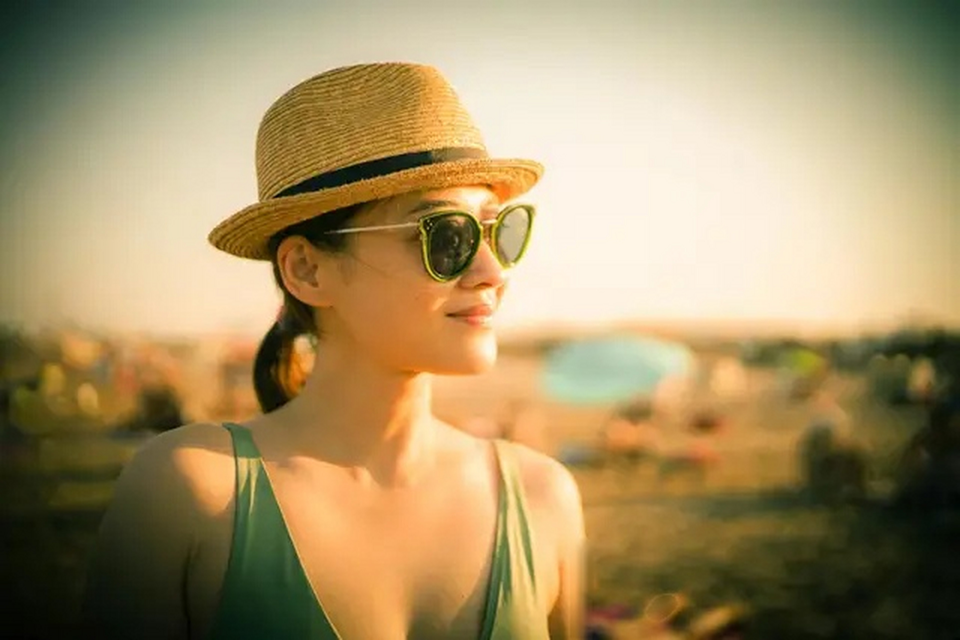 梅婷难得放得开,穿泳装身材好丰满,生俩娃肚子一点赘肉也没有!