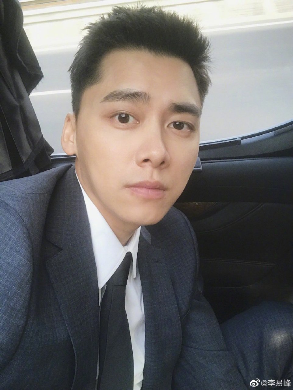 人活着就像夜里行舟,黑暗里时而光华满目,时而伸手不