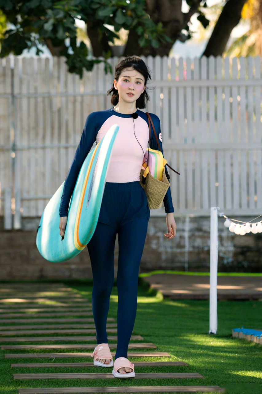 乔欣人间小算盘本周《夏日冲浪店》第一期,乔欣从进店说"迫不及匆要