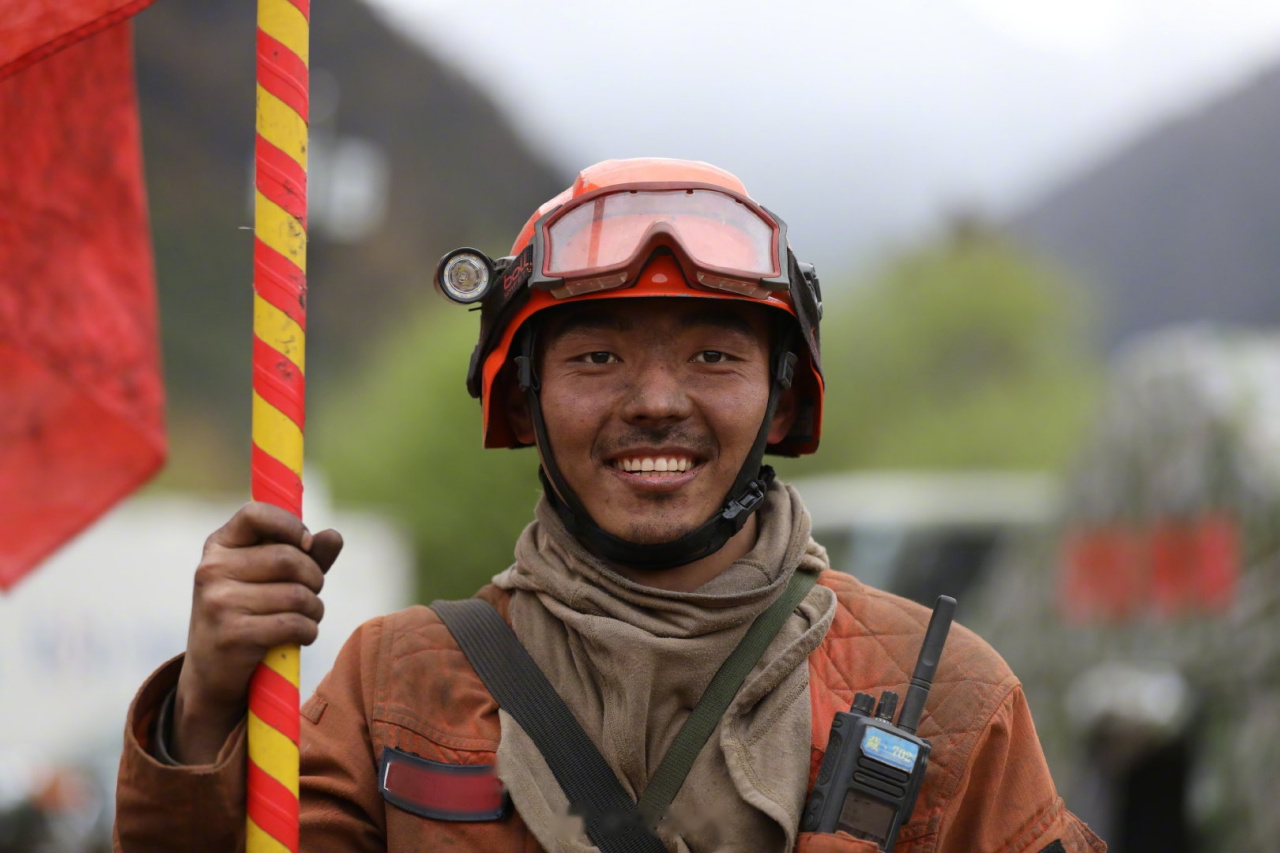 万能的消防员露出笑颜,脸上还有来不及擦的灰.