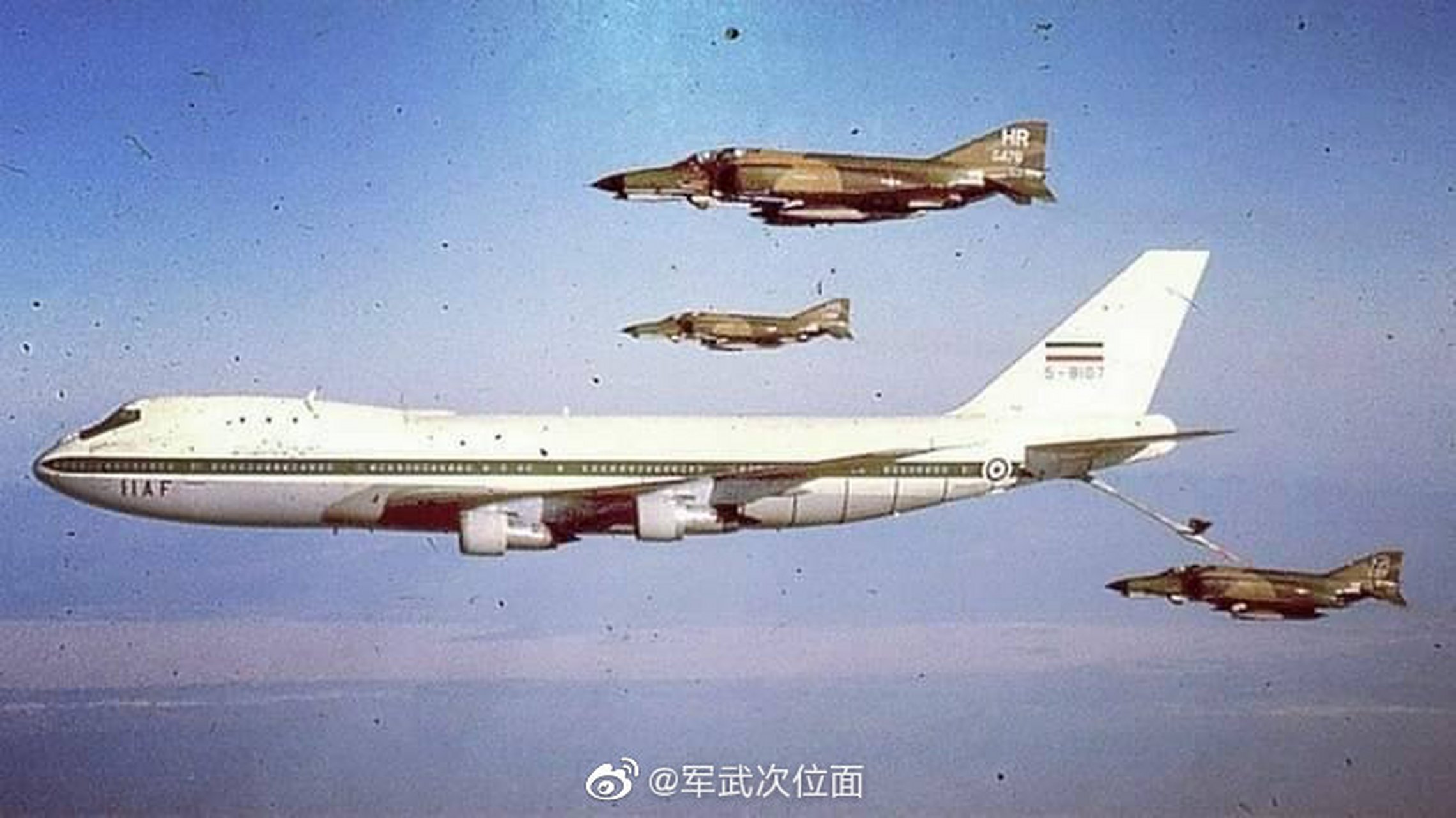 波音kc-747加油机在喂3只鬼怪.