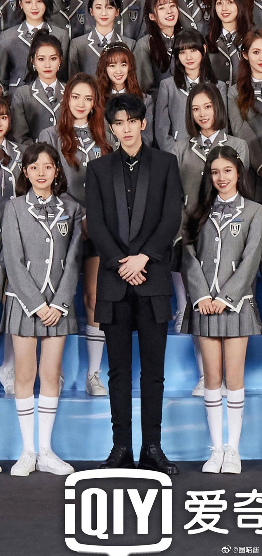 青春有你2大合照,蔡徐坤巨c真的是巨c吧,站在一群plmm中间真的好高!