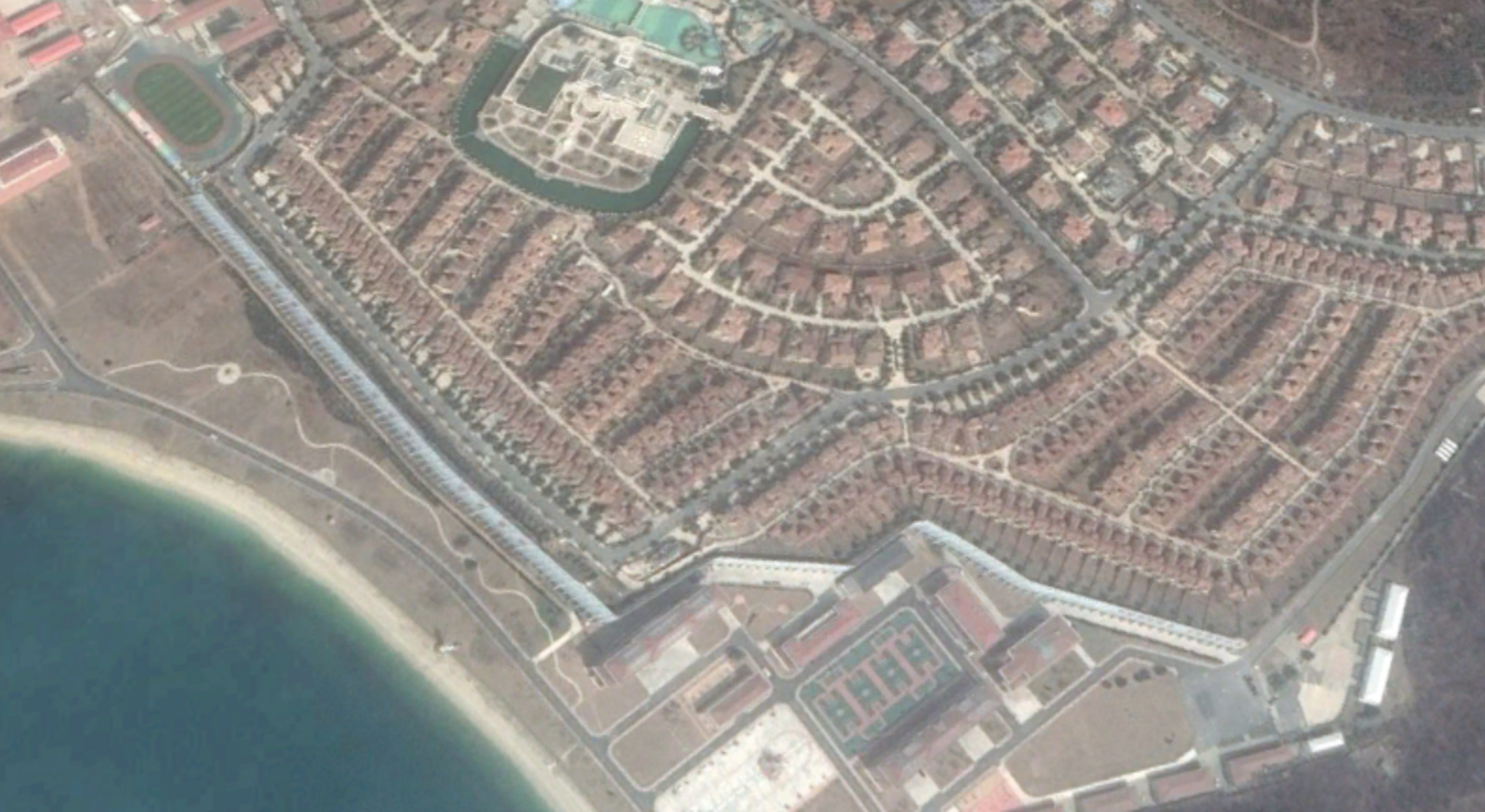 小平岛某别墅区,在海军小平岛核潜艇训练基地的外围,紧贴着核潜艇码头