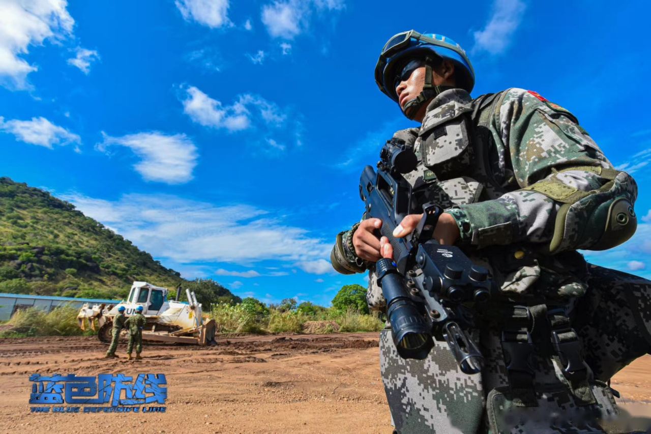 中国首部海外维和战地纪实电影《蓝色防线》即将上映,敬请期待,值得