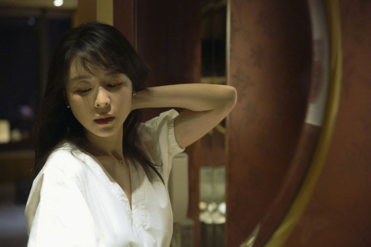 张静初最新美图释出,纯色长裙恬淡尔雅,卓越多姿微风嫣然一笑,气质