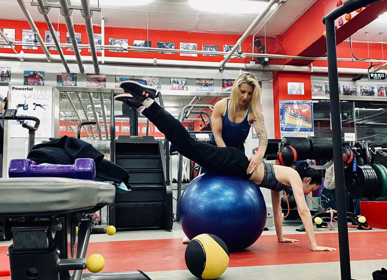 跟@张伟丽mma 一起训练是什么体验.[滑稽]