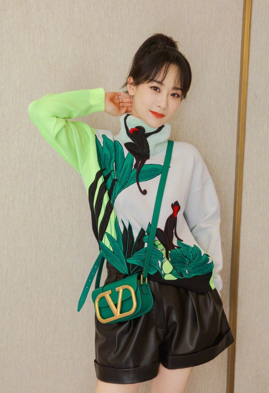 爱豆春夏穿搭大赏# 点击查收小猴子杨紫的春夏穿搭!