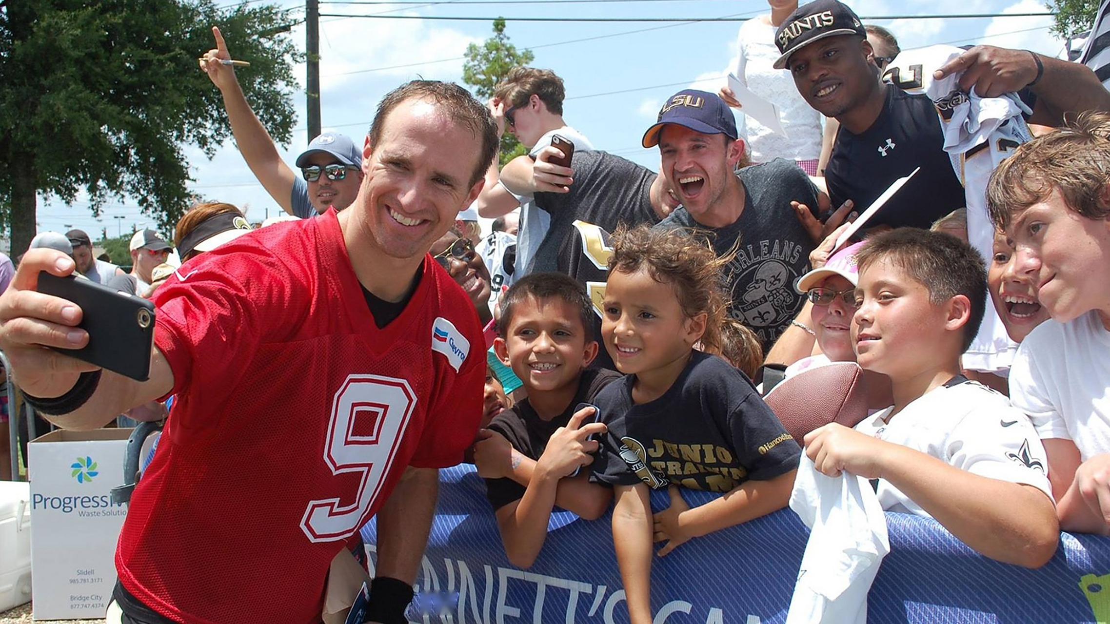 效力于nfl新奥尔良圣徒队的著名四分卫德鲁·布里斯在个人社交平台上