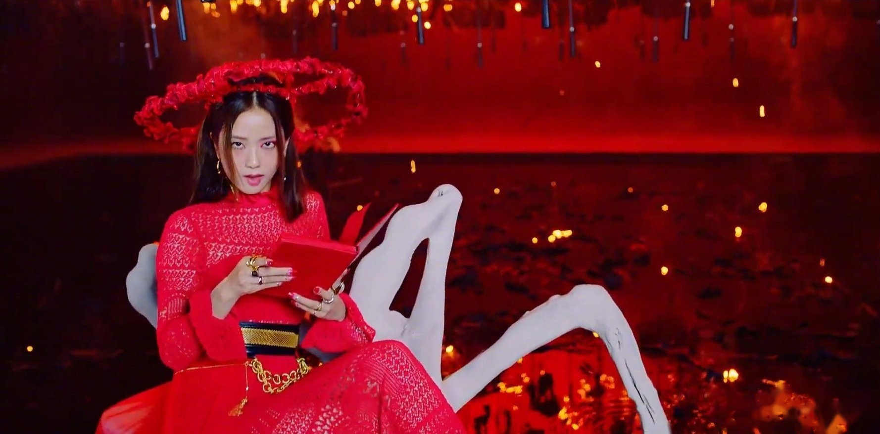 how you like that的mv中的金智秀红衣造型 ,好美!是女王的感觉